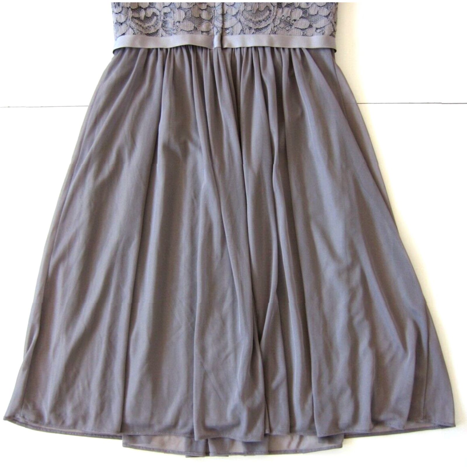 Vintage NWT David's Bridal Grey Embroidered Short Cap Sleeve Satin Sheath Dress Size 0 Size 25" / US 0 / IT 36 - 6 Thumbnail