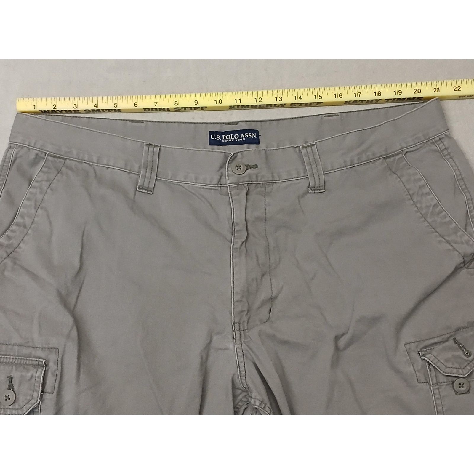 U.S. Polo Assn. U.S. Polo Assn. (44) Men's Gray Cargo Khaki Relaxed Shorts Size US 44 / EU 60 - 2 Thumbnail