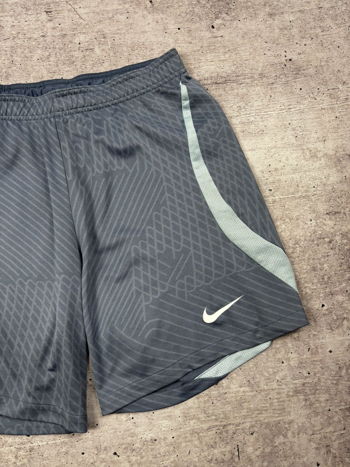 Nike Nike multicolor sports shorts size M Size US 32 / EU 48 - 2 Thumbnail