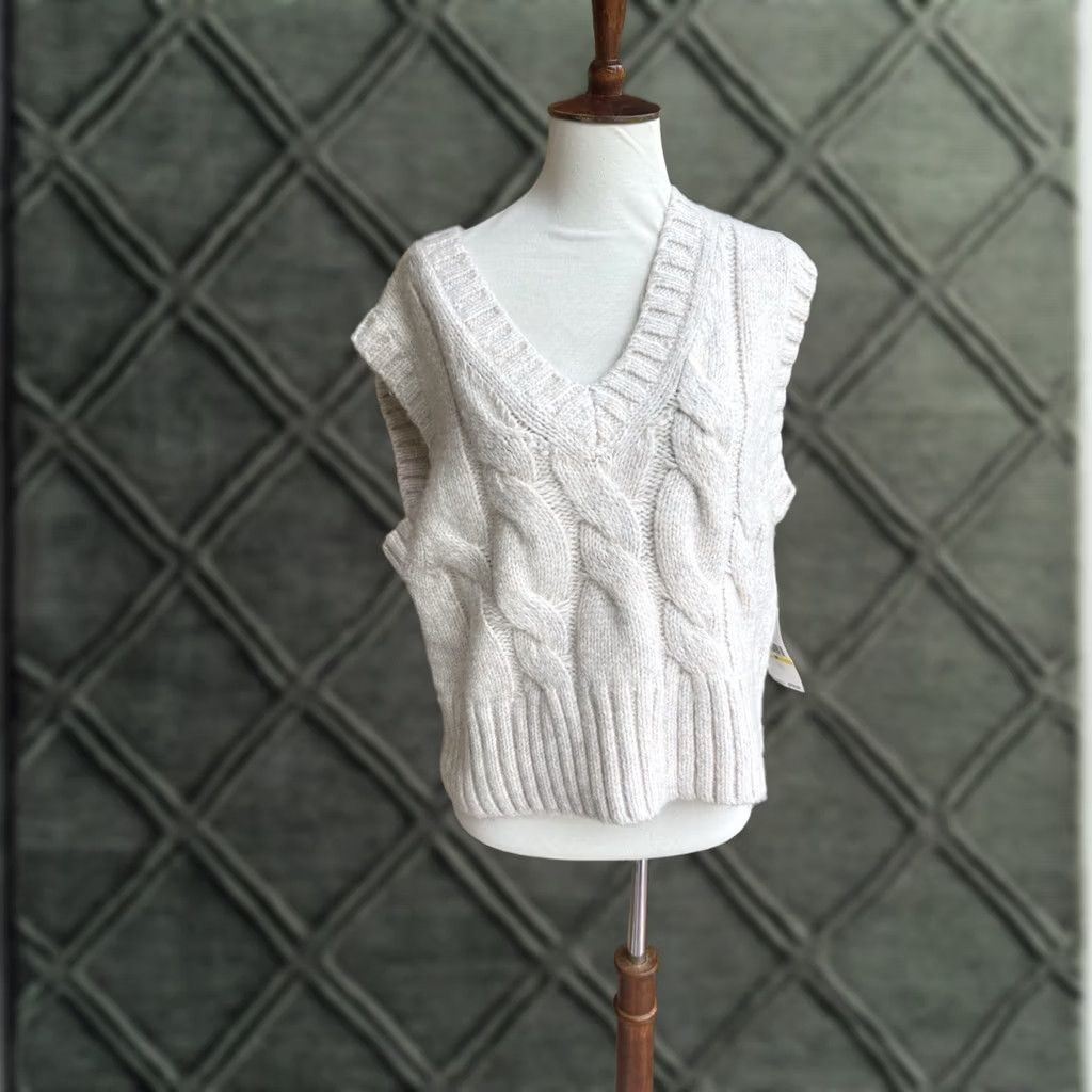 Vintage VINTAGE Karen Kane Sweater Vest Womens Medium Cable Knit Cream V Neck Dandy Girl NWT Size M / US 6-8 / IT 42-44 - 1 Thumbnail