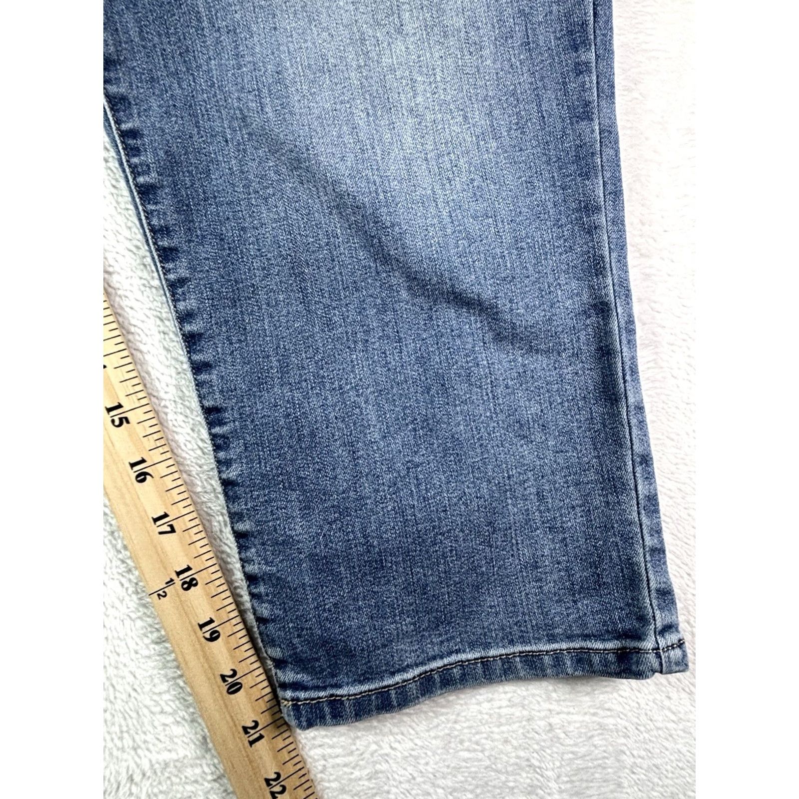 Vintage Bandolino Selene Capri Jeans Women’s Sz 16 Medium Wash Blue 5-Pocket Denim Stretch Regular Rise Mid Inseam 22 in Menus? Size 38" / US 16 / IT 52 - 4 Thumbnail