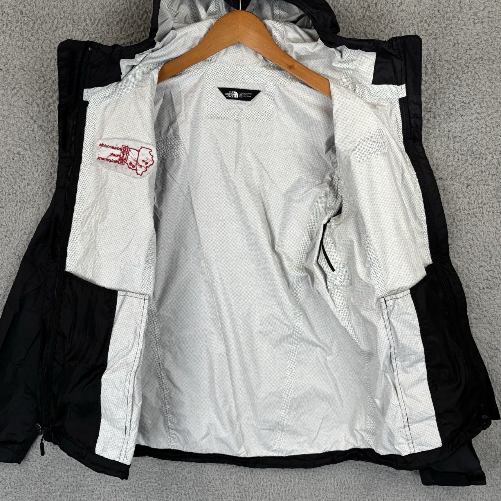 The North Face VINTAGE: The North Face Rain Coat Jacket Womens M Black Waterproof Lightweight Packable Hooded Logo Size M / US 6-8 / IT 42-44 - 6 Thumbnail