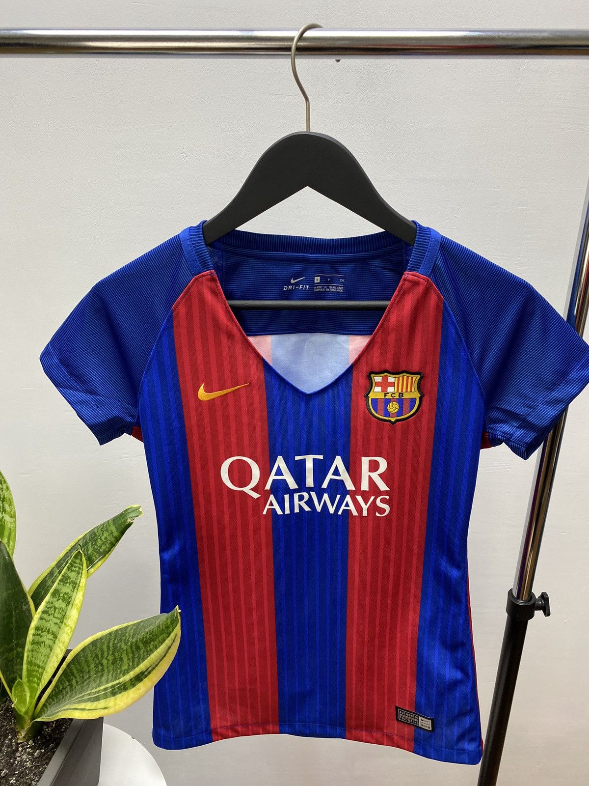 Nike Women's FC BARCELONA NIKE 2016 2017 HOME FOOTBALL Size S / US 4 / IT 40 - 4 Thumbnail
