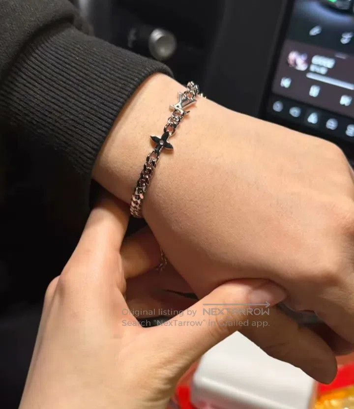 Louis Vuitton Louis Vuitton Silver Openwork Three-flower Bracelet| Size ONE SIZE - 4 Thumbnail