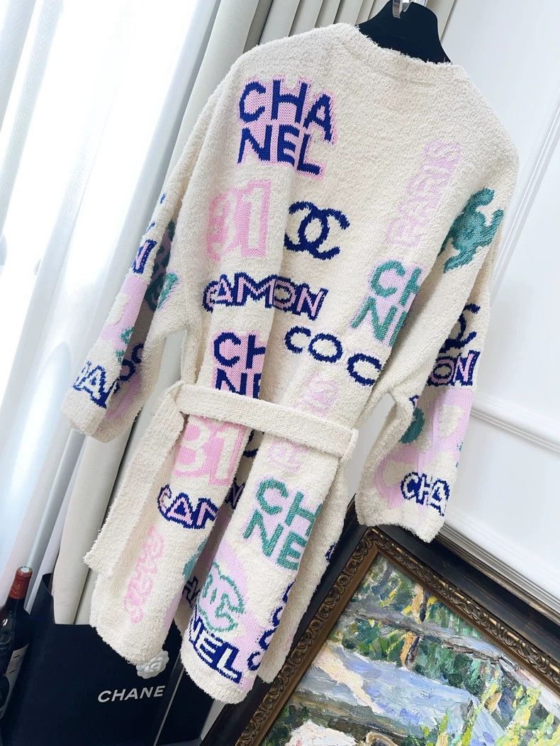 Chanel Chanel 23p popular Jennie's same color letter logo beige k Size S / US 4 / IT 40 - 2 Thumbnail