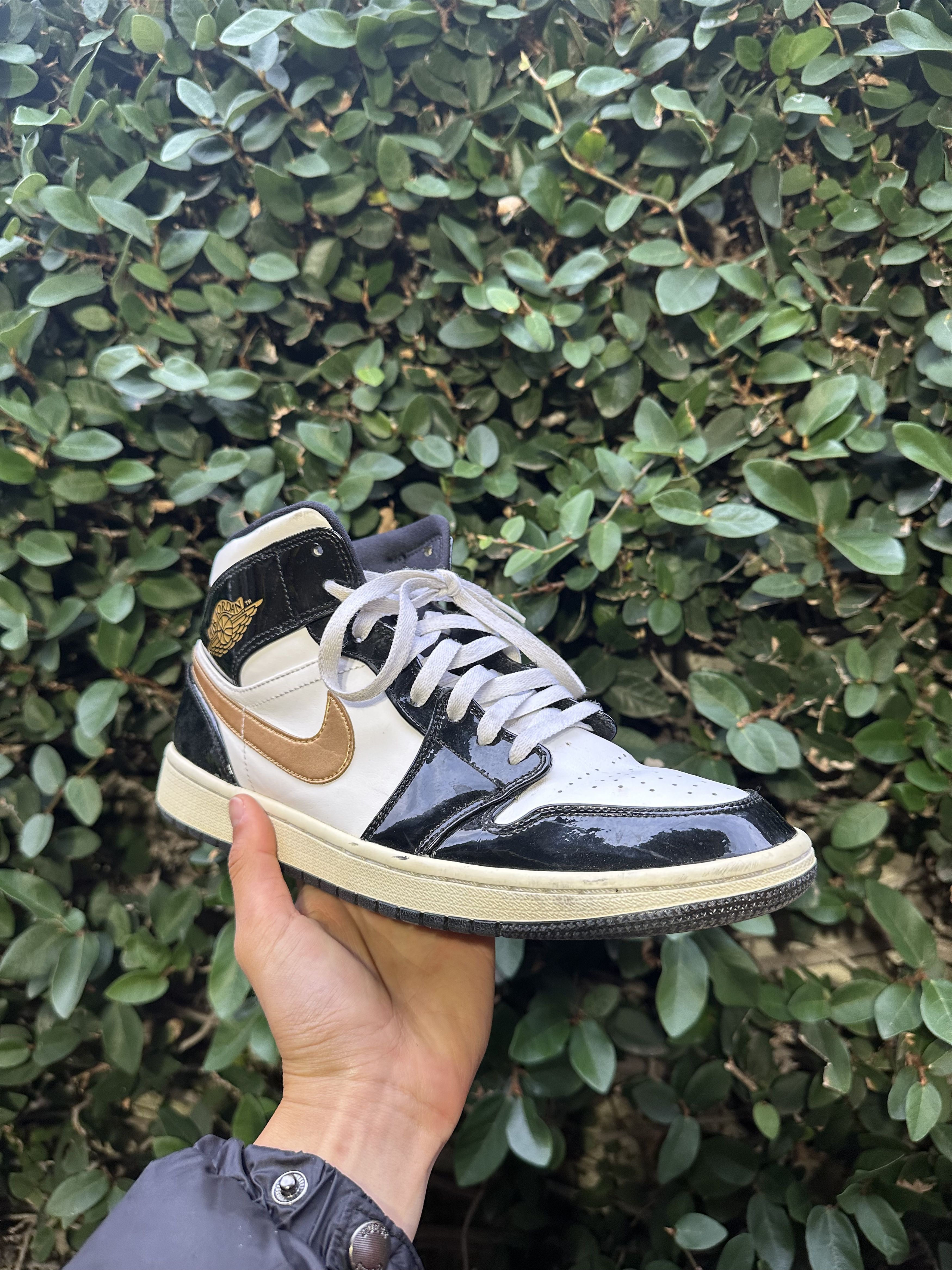 Jordan Brand Jordan 1 Patent Black White Gold Mid Men 10.5 Size US 10.5 / EU 43-44 - 1 Thumbnail
