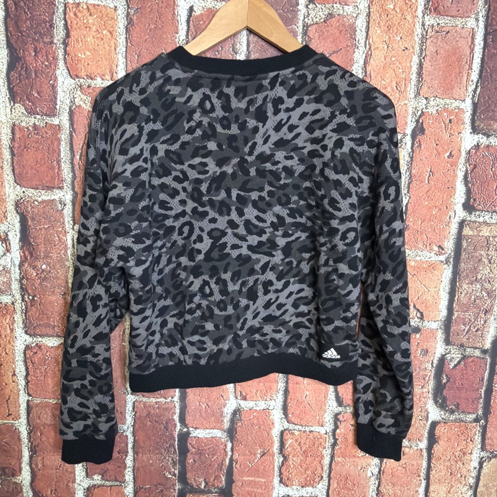 Adidas Adidas Sweatshirt Womens XS Black Trefoil Camouflage Cropped Pullover Size XS / US 0-2 / IT 36-38 - 3 Thumbnail