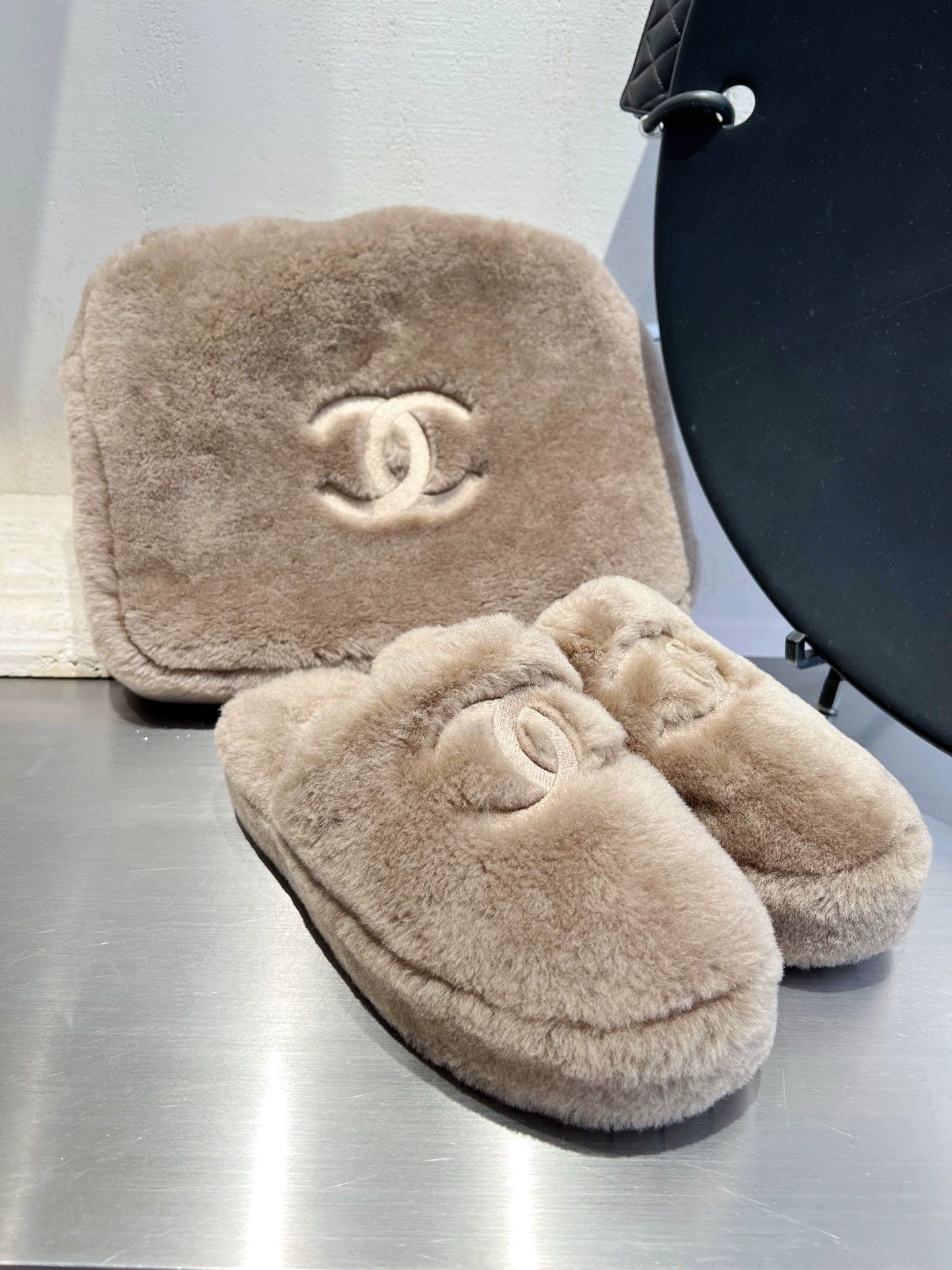 Chanel Chanel 99 New Milk Tea Fur Slippers 37 EU w/ Dust Bag Size US 6.5 / IT 36.5 - 2 Thumbnail