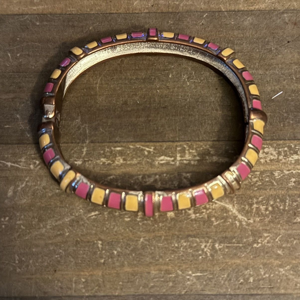 Vintage Vintage gold tone pink & peach enamel hinged bangle bracelet Size ONE SIZE - 2 Thumbnail
