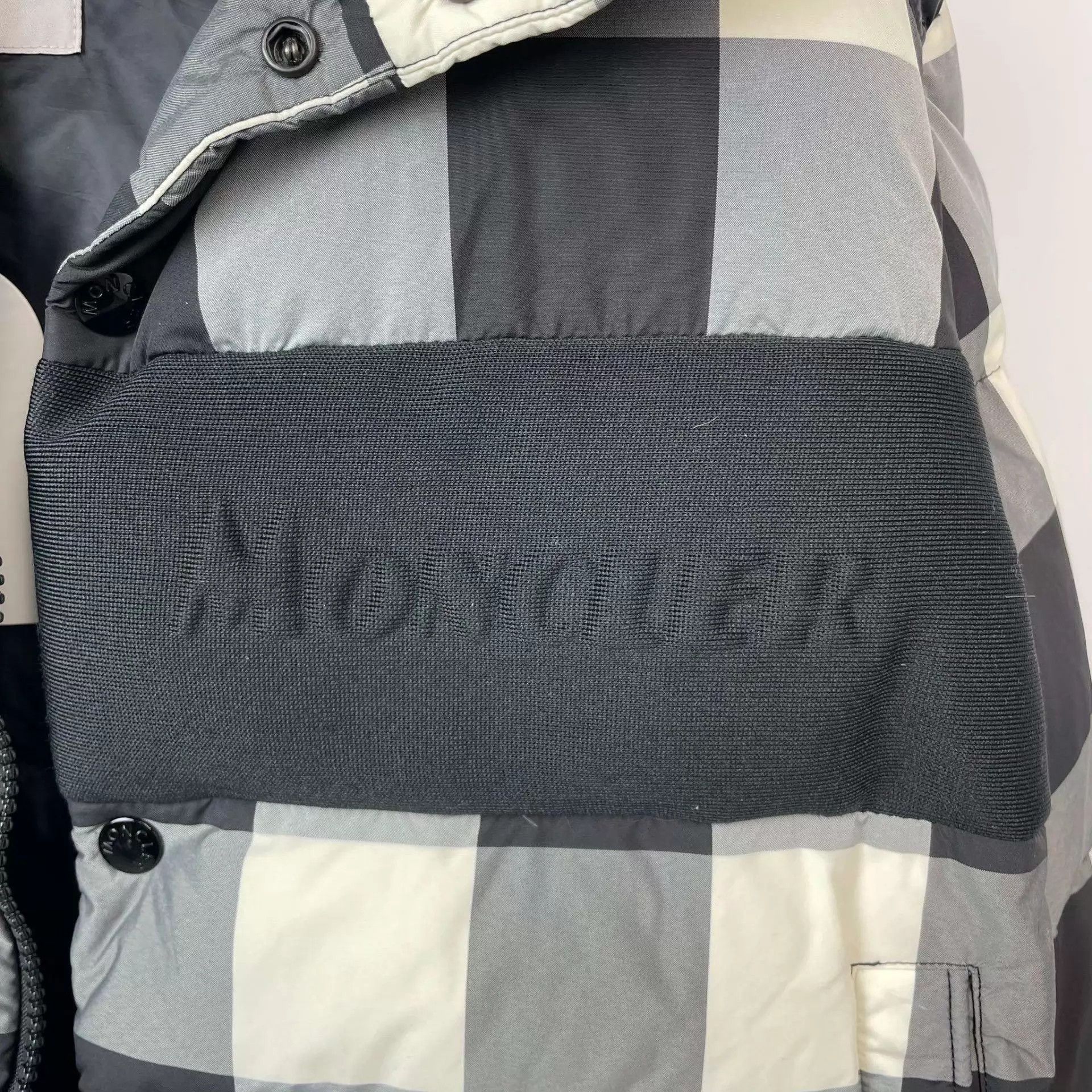 Moncler Moncler check chest embroidered down jacket Size 1 Size US S / EU 44-46 / 1 - 7 Thumbnail