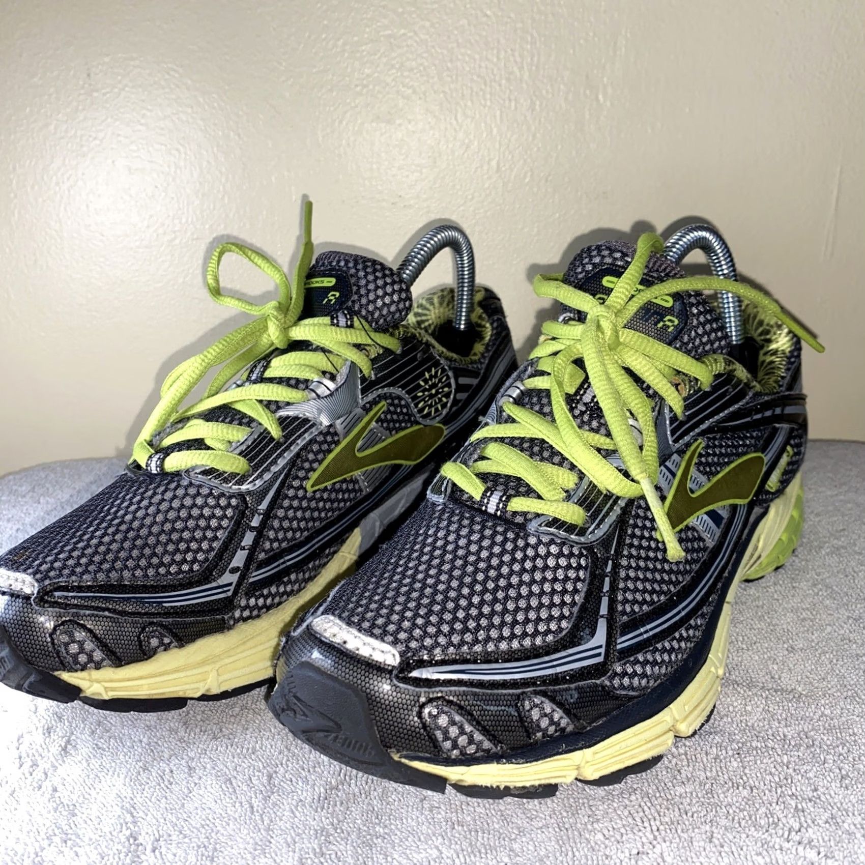 Brooks BROOKS Ravenna Women’s Sneaker 8.5 Grey Neon Green Brook Ravenna Gray Nike? Size US 9 / IT 39 - 3 Thumbnail