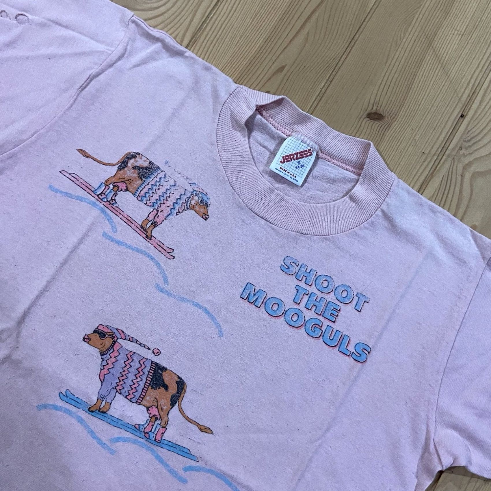 Jerzees VINTAGE 1987 Ski Biking Shoot The Mooguls Jerzees USA S T-Shirt Mens Shirt Short Sleeve Crew Neck Pink 80s Outdoor Ski Racing Finisher USA Oregon"} Size US S / EU 44-46 / 1 - 2 Thumbnail