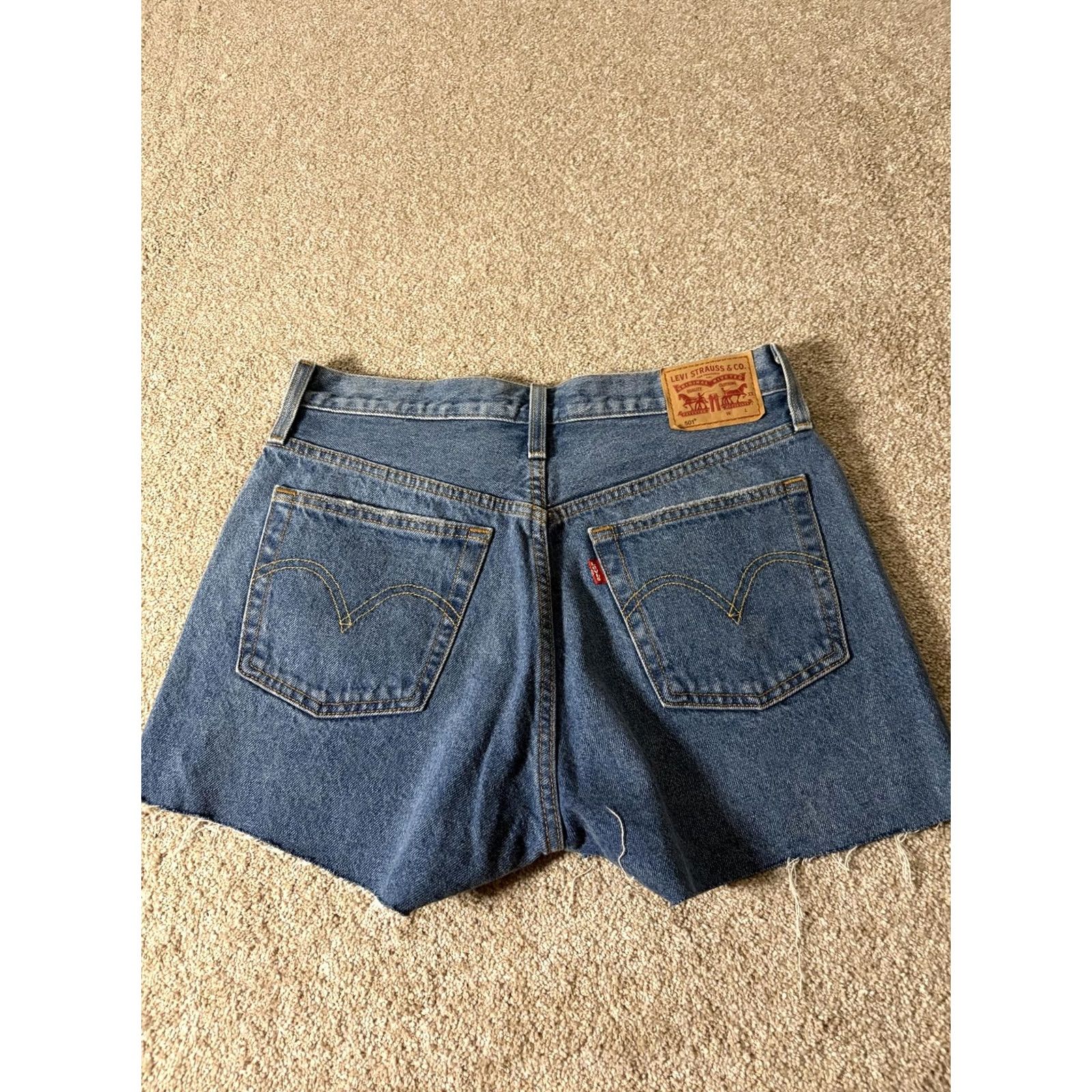 Levi's Levi's 501 Bermuda Shorts Women’s Large Blue Denim Distressed Cutoff Button Fly Size 36" / US 14 / IT 50 - 4 Thumbnail