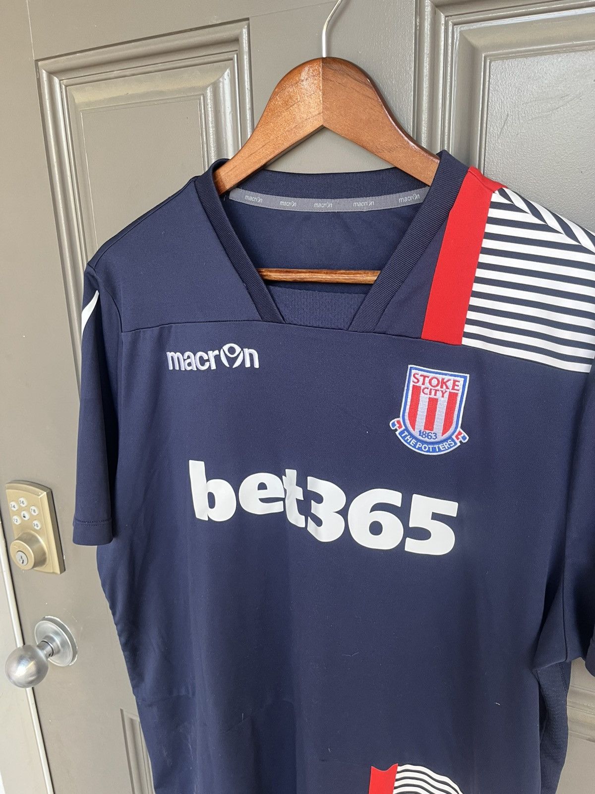 Vintage Stoke City FC 2017-18 Training Kit Jersey Bet365/Macron Size US XL / EU 56 / 4 - 2 Thumbnail