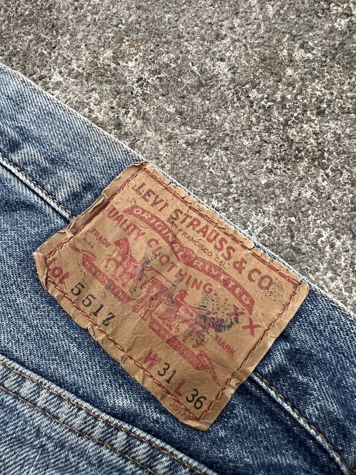 Levi's Vintage 90’s Levi’s 551Z Big E Selvedge Faded Jean Size US 30 / EU 46 - 25 Thumbnail