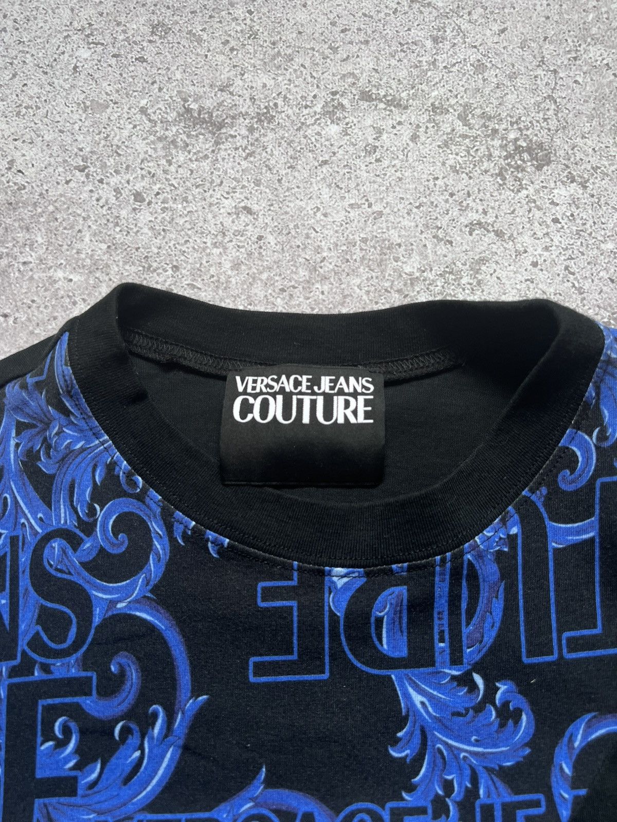 Designer × Versace Jeans Couture Versace Jeans Couture T-shirt Mit Barock Print Size US M / EU 48-50 / 2 - 10 Thumbnail