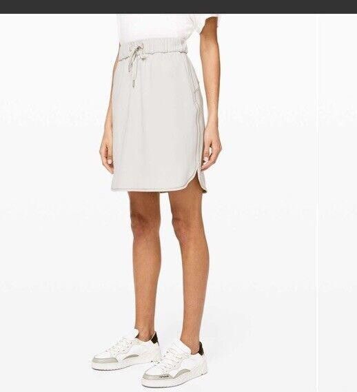 Designer Lululemon On The Fly Skirt *Woven Silverstone Sz 10 Size 32" / US 10 / IT 46 - 1 Thumbnail