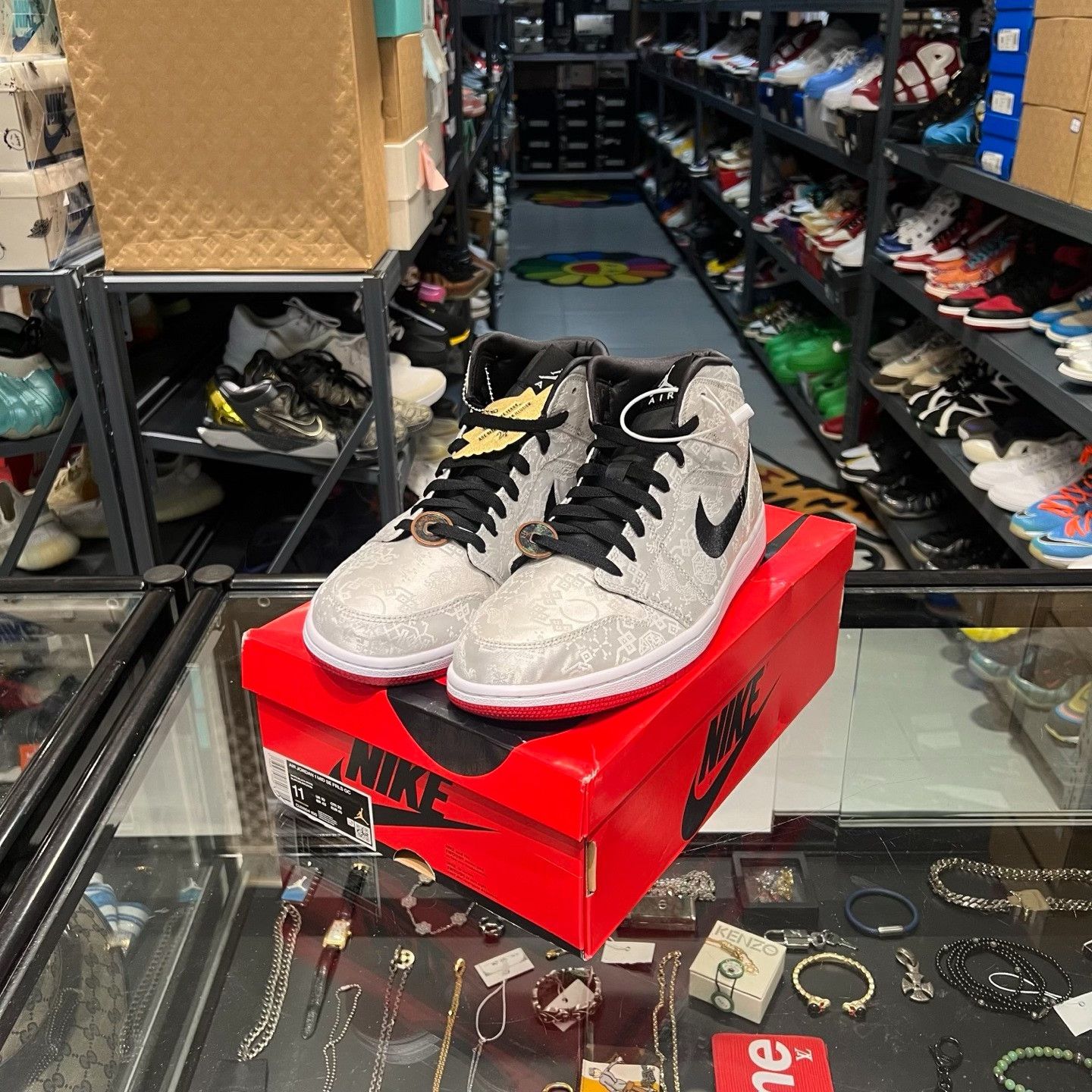 Nike Nike White Lowtop Sneakers 11.5 Men Size US 11.5 / EU 44-45 - 1 Thumbnail