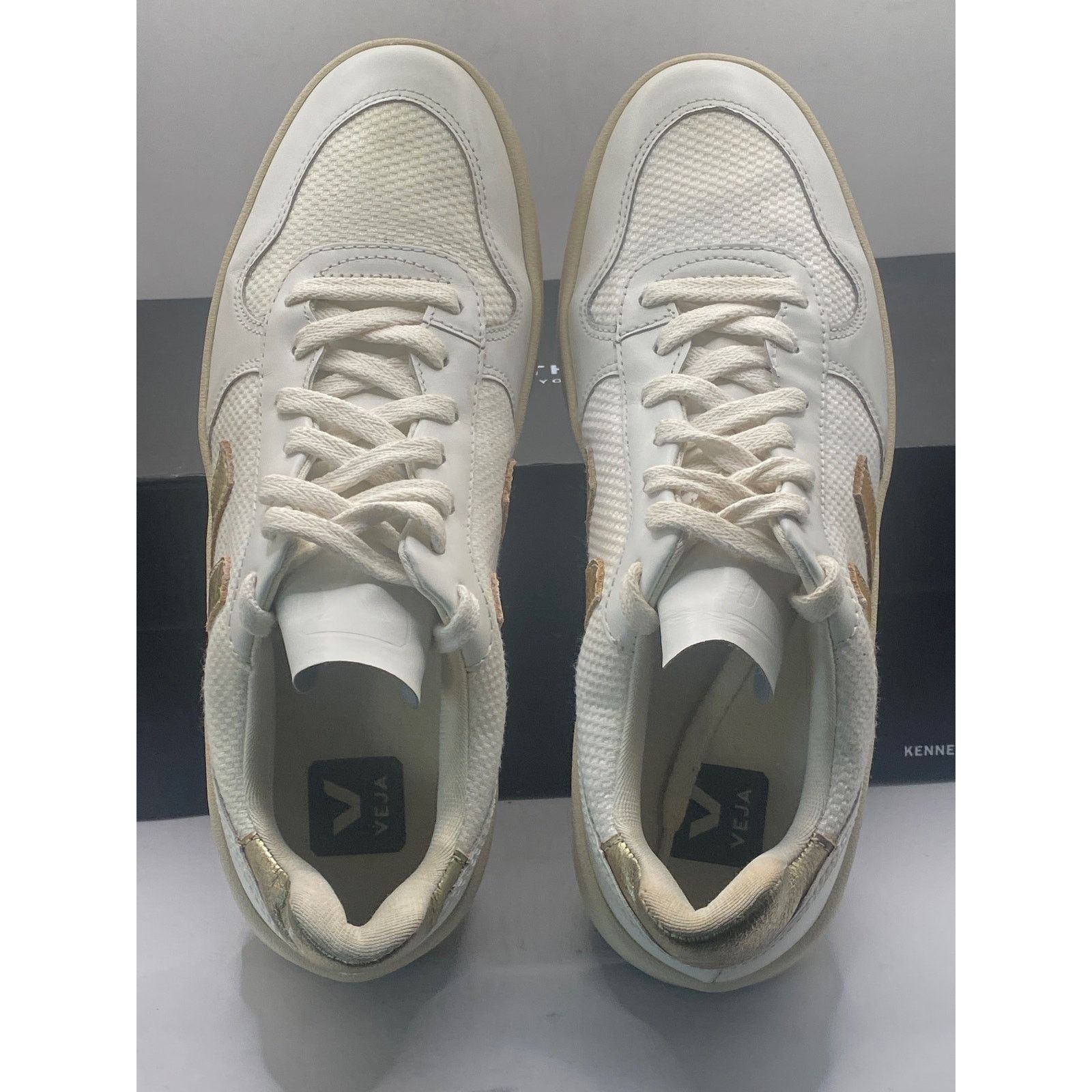 Veja VEJA V-10 Bicolor Metallic Low-Top Sneakers, Size 9 Size US 9 / IT 39 - 4 Thumbnail