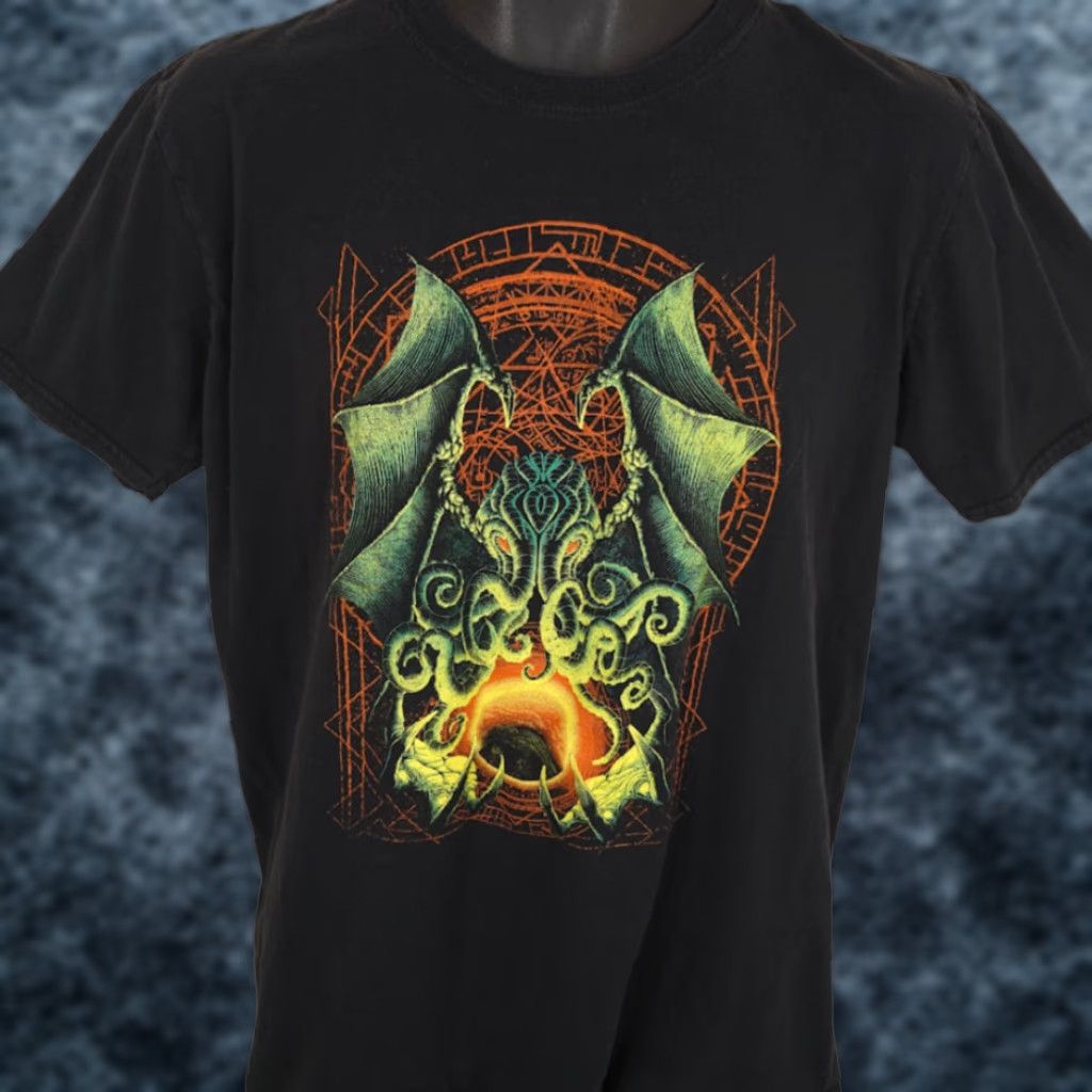 Gildan Cthulhu T Shirt Mens Size Large Black HP Lovecraft Horror Creature Gildan Crew Neck Short Sleeve Shirt"} Size US L / EU 52-54 / 3 - 1 Thumbnail