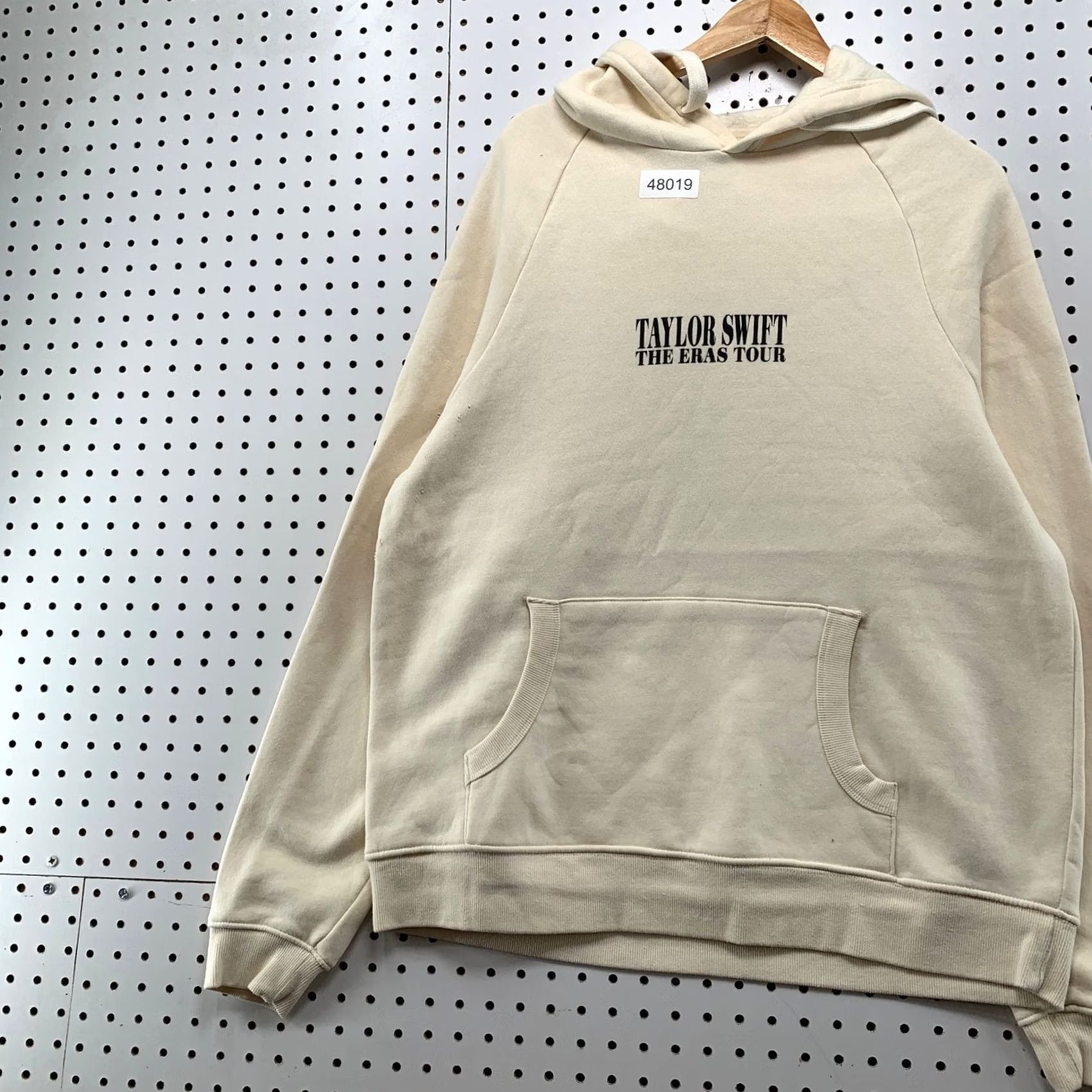 Vintage Taylor Swift Eras Tour Hoodie Sweatshirt Mens M DISTRESSED Beige Shirt (Hoodie) Size US M / EU 48-50 / 2 - 3 Thumbnail