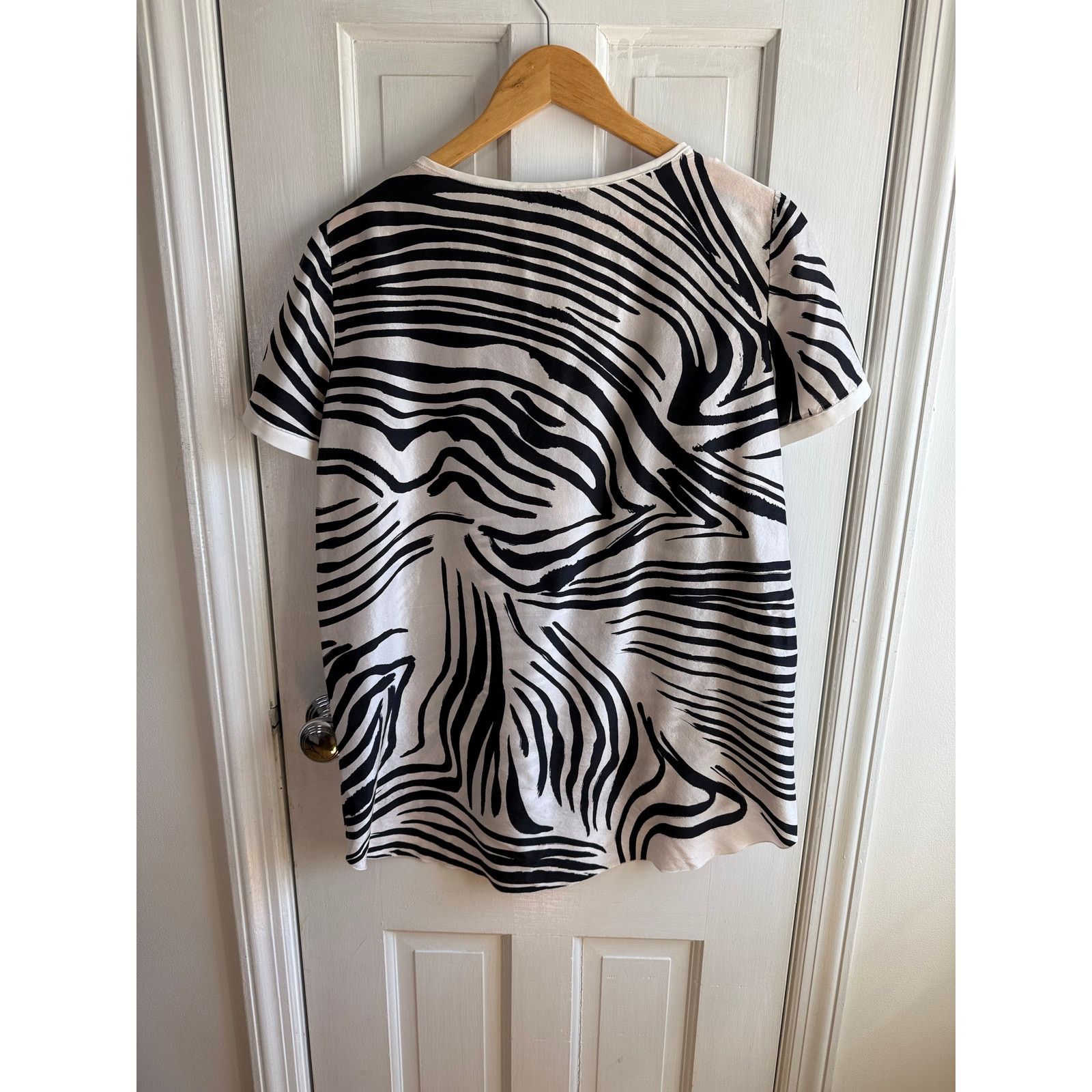 Lafayette 148 Lafayette 148 NY Zebra Silk Short Sleeve Blouse Size 8 EUC Size M / US 6-8 / IT 42-44 - 5 Thumbnail