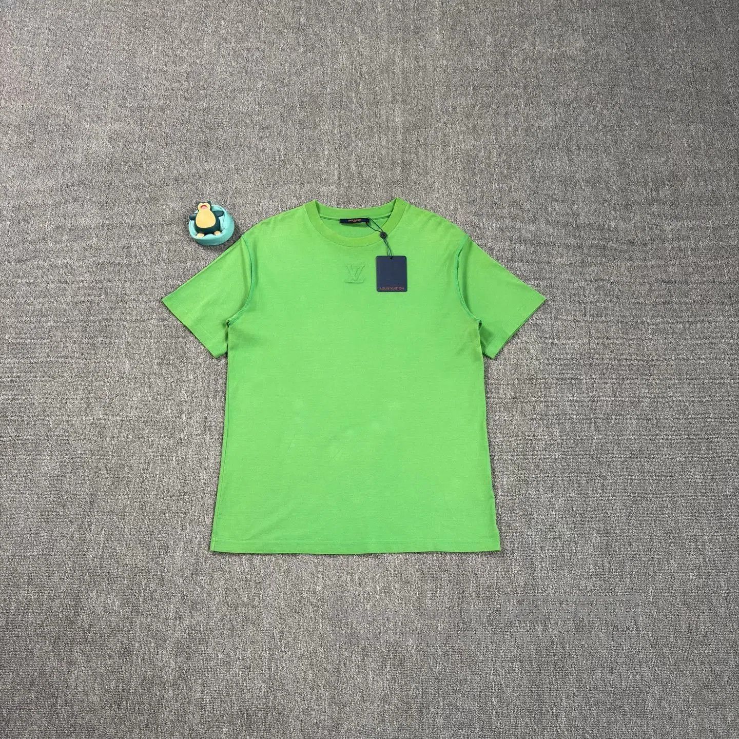Louis Vuitton LV Embossed Logo Green Short-Sleeve. Size US L / EU 52-54 / 3 - 1 Thumbnail