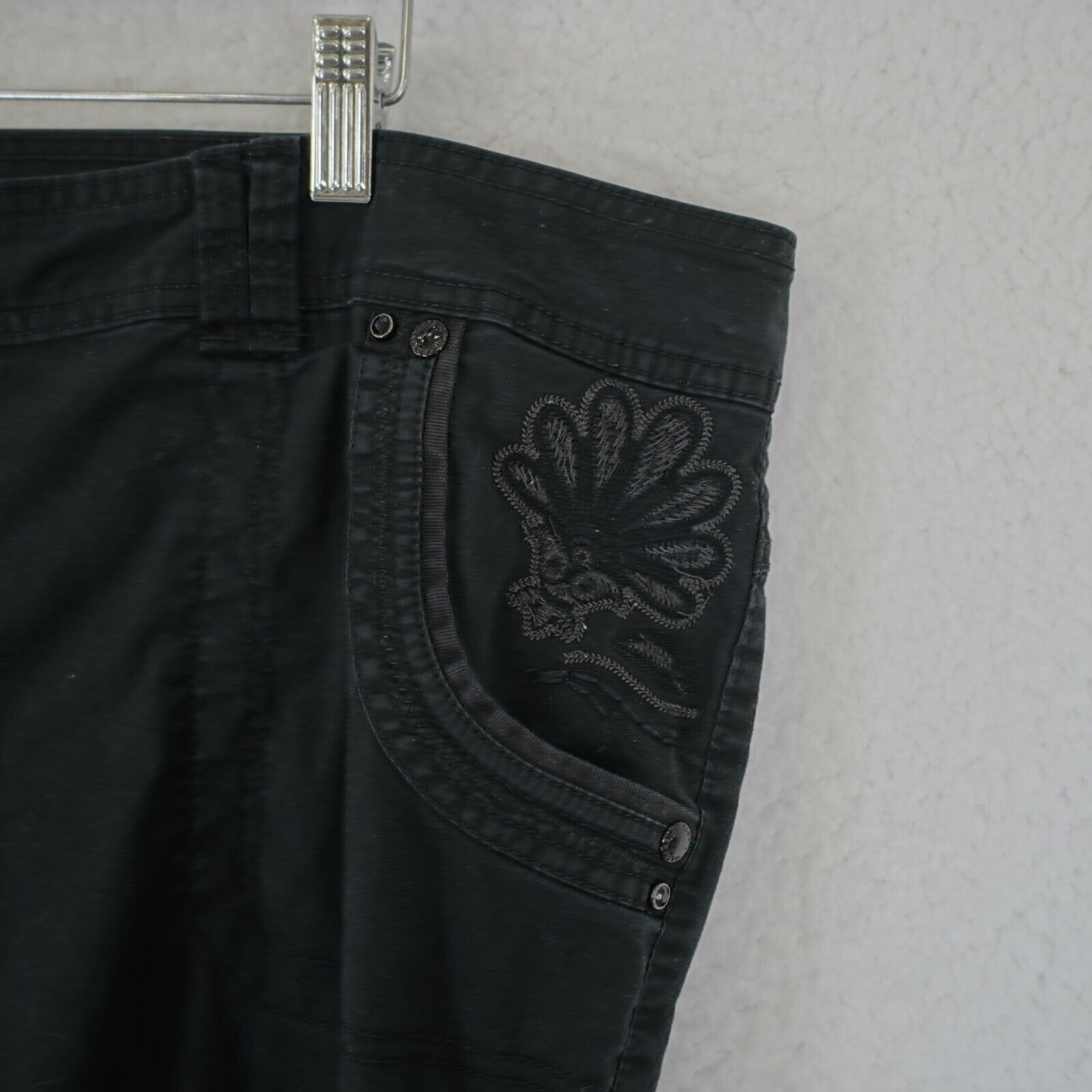 Gloria Vanderbilt Gloria Vanderbilt Black Capri Pants 20W Floral Embrodiery Hi Size 42" / US 20 - 5 Thumbnail