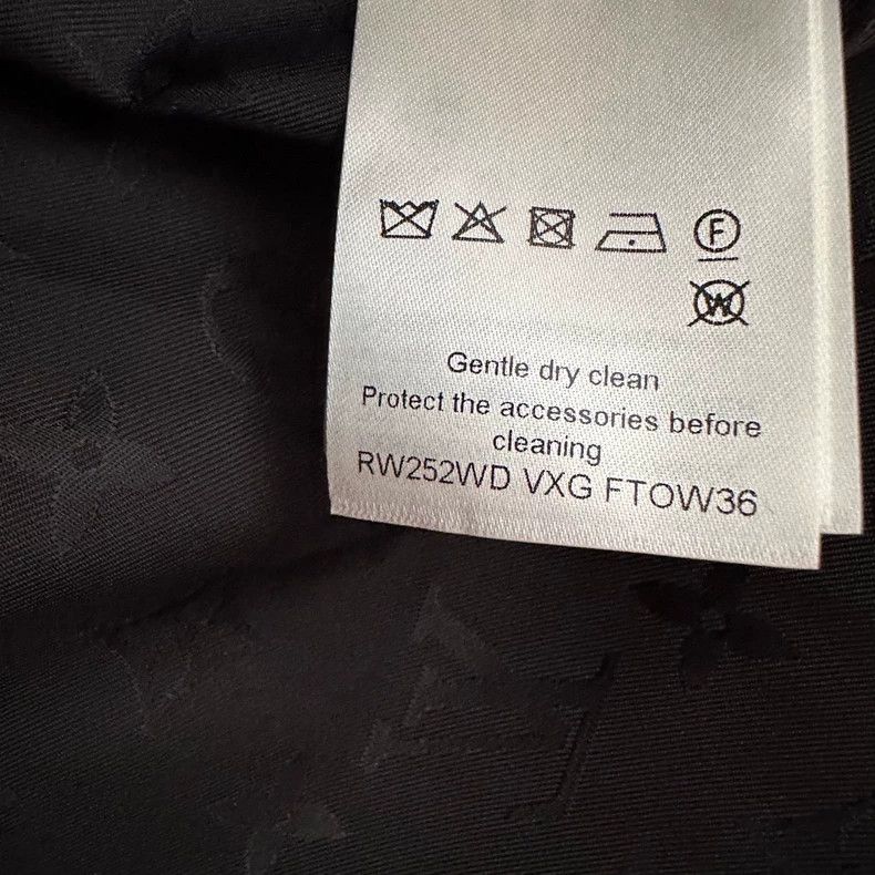 Louis Vuitton Louis Vuitton 25 Black full print cropped assault jacket Size XS / US 0-2 / IT 36-38 - 4 Thumbnail