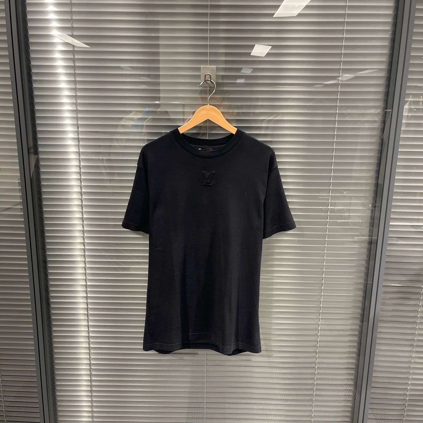 Louis Vuitton LV Black Embossed Logo M T-shirt Size US M / EU 48-50 / 2 - 1 Thumbnail