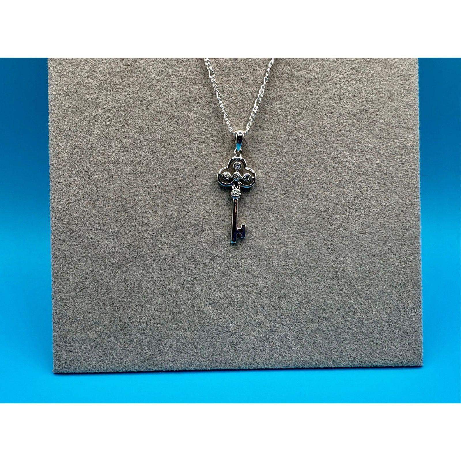 Jewelry NEW Sparkling Moissanite Key Pendant & 18" Silver Figaro Size ONE SIZE - 6 Thumbnail
