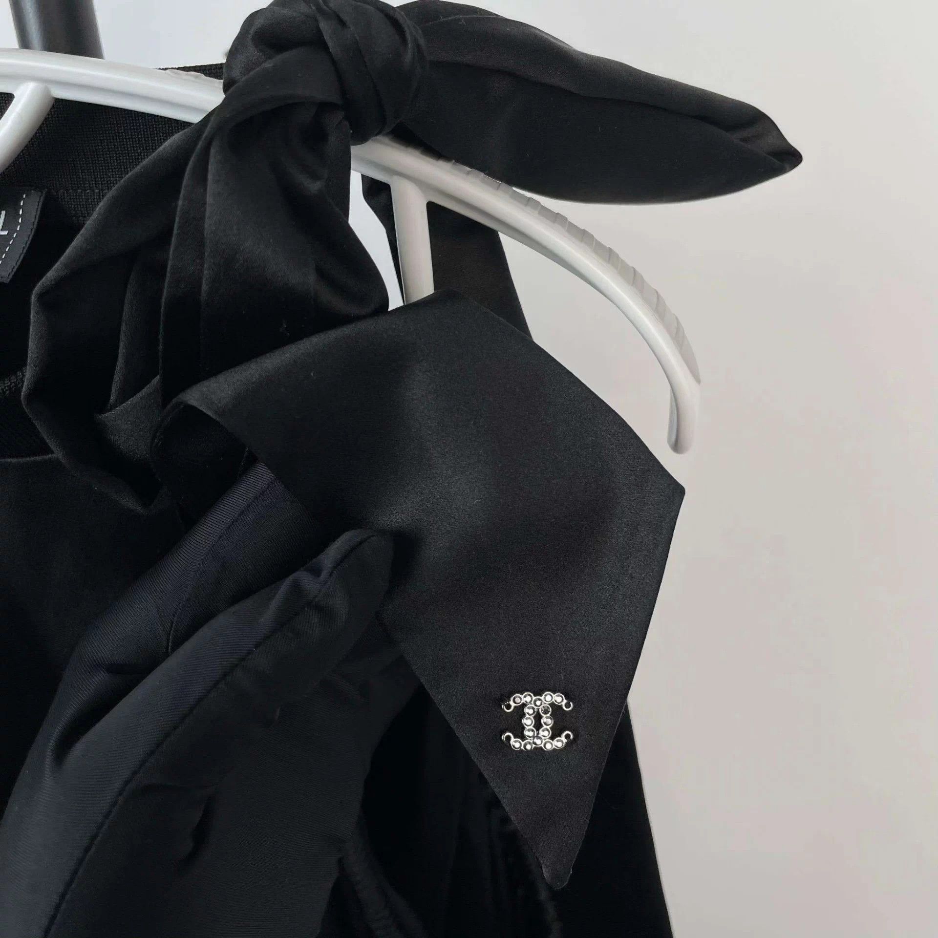 Chanel Chanel 24S NWT Bow Off-Shoulder Silk Top Black 42 Size M / US 6-8 / IT 42-44 - 9 Thumbnail