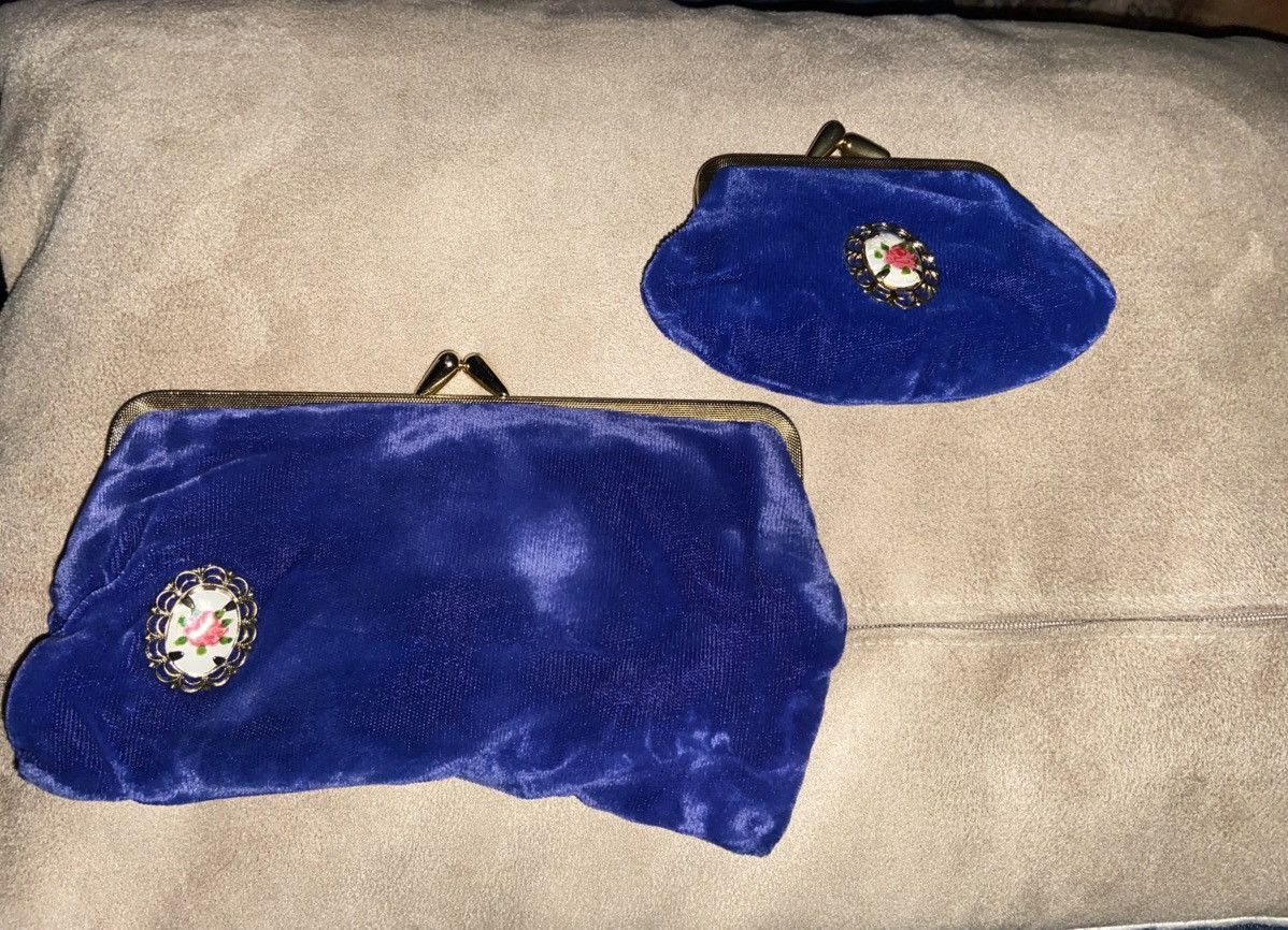 Vintage Beautiful Lady's wallet coin Broaches - velvet royal blue Size ONE SIZE - 5 Thumbnail