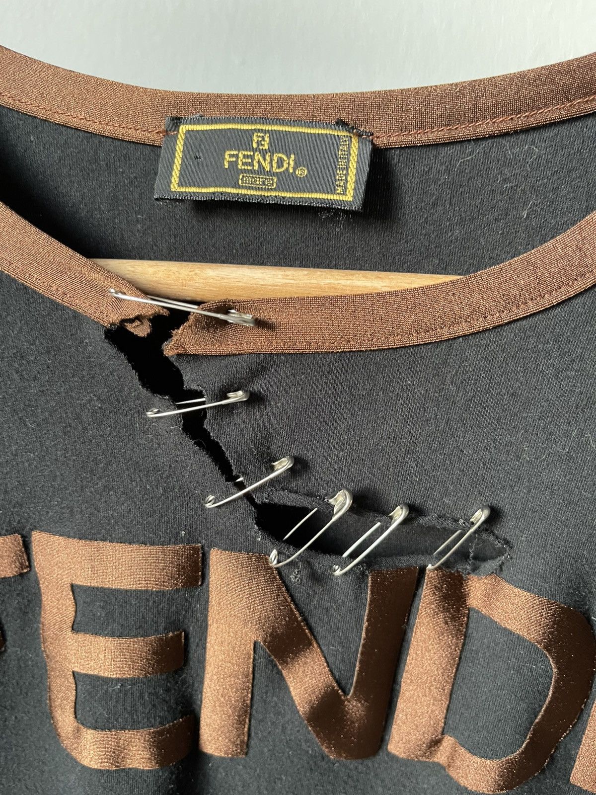 Fendi Fendi Distressed Pin Tee A2 Size S / US 4 / IT 40 - 6 Thumbnail