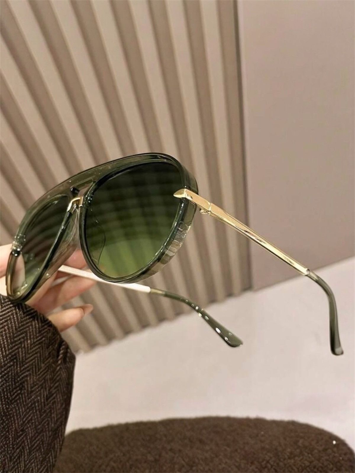 Other Women Oversized Green Gradient Sunglasses Gold Frame Fashion Size ONE SIZE - 3 Thumbnail
