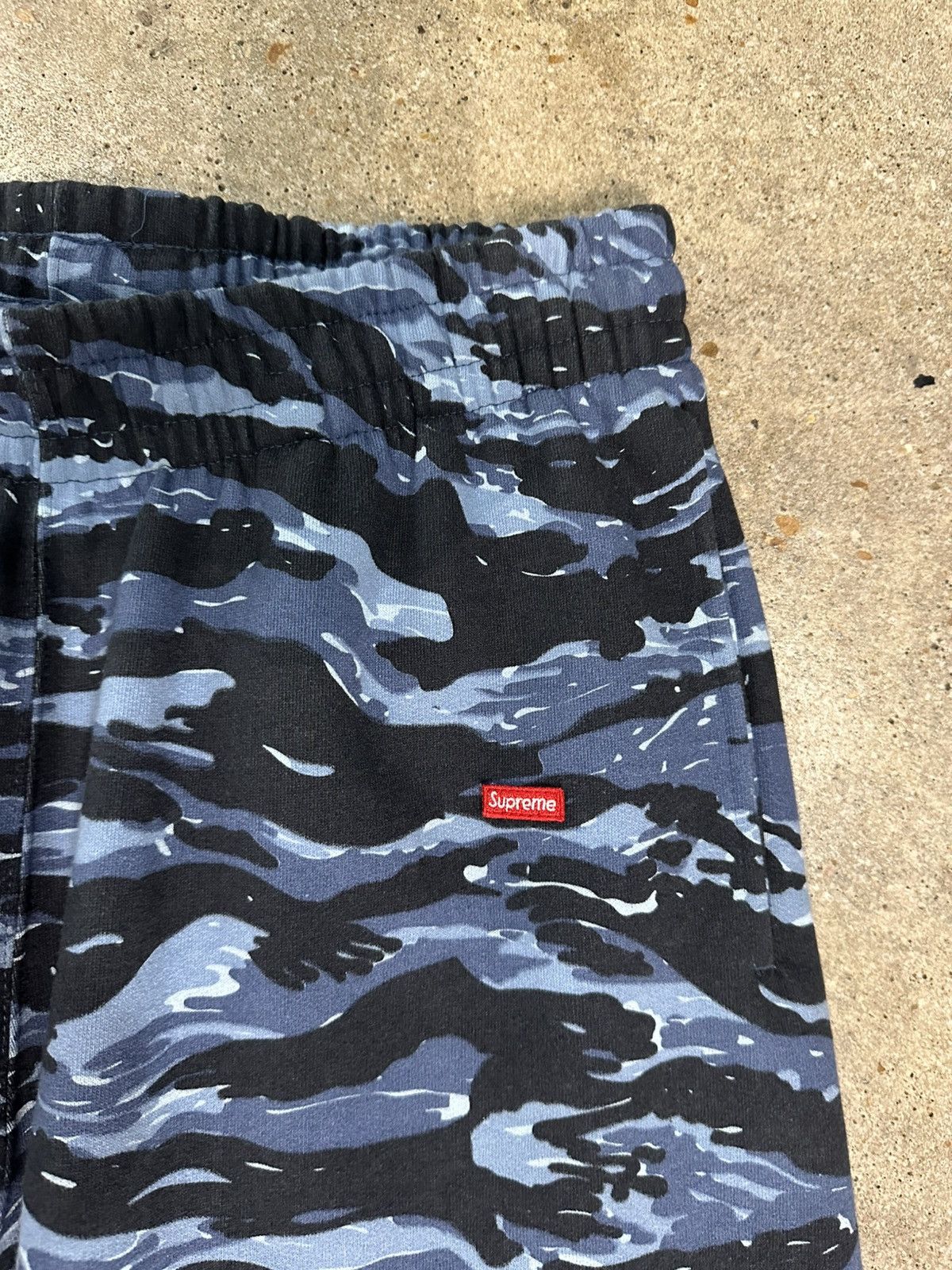 Supreme Supreme Tiger Camo Small Box logo Sweats - Size S Size US 30 / EU 46 - 2 Thumbnail