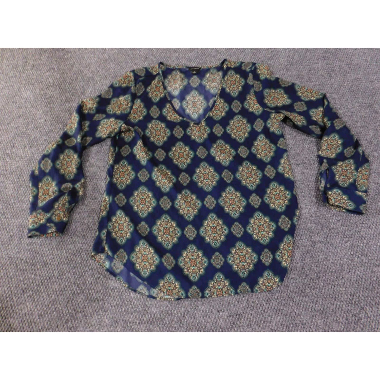 Ann Taylor Ann Taylor Blouse Womens Medium Navy Blue Medallion Print Long Sleeve V Neck Size M / US 6-8 / IT 42-44 - 4 Thumbnail