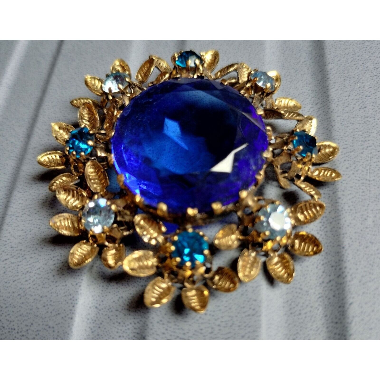 Vintage Vintage Austrian Brooch Crystal Ornate Gold Tone Blue Glass Size ONE SIZE - 7 Thumbnail