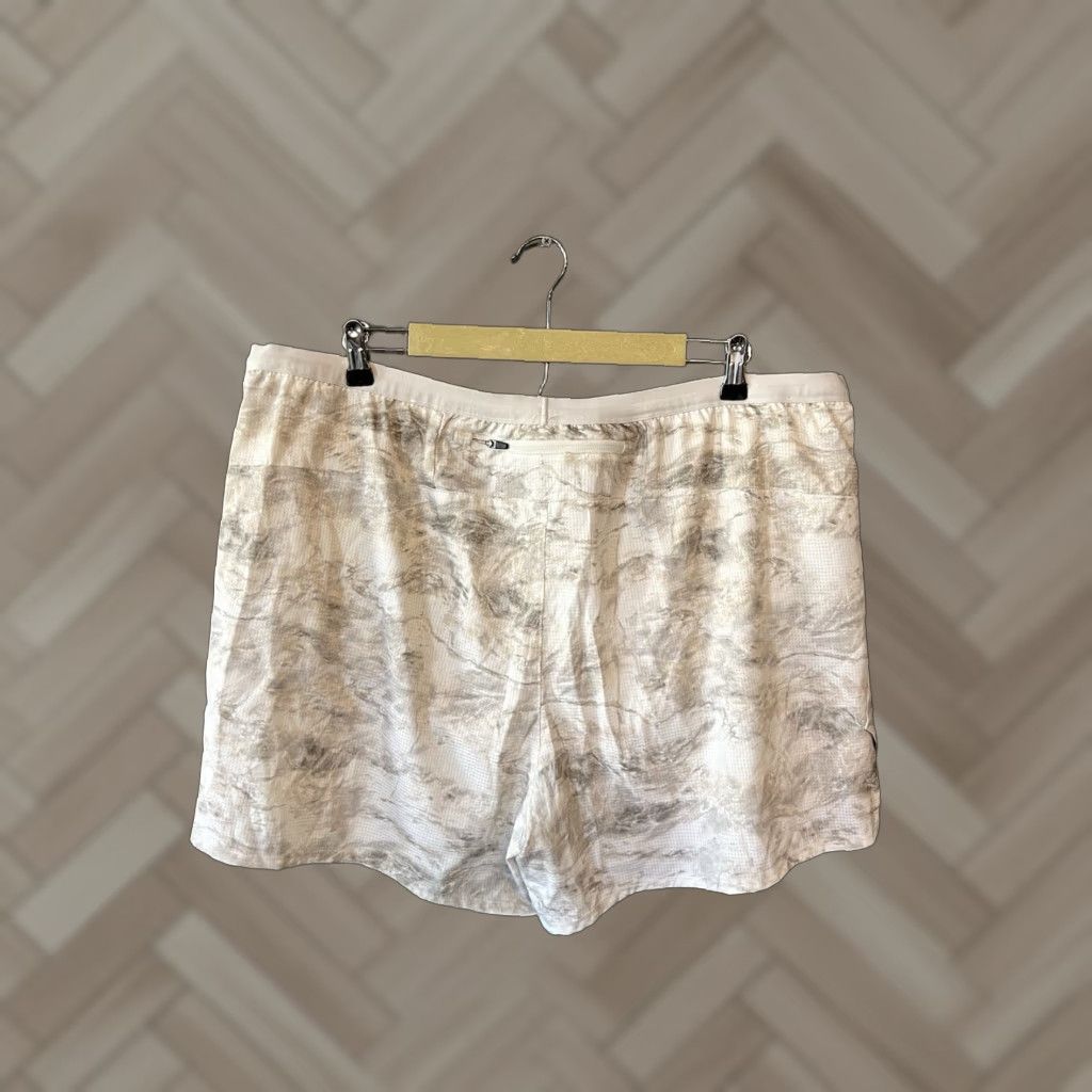 Old Navy Old Navy Women's Gray Camo Pull On Athletic Shorts 2XL Size Gray Activewear Polyester Drawstring Shorts Mens? Wait not. Size 40" / US 18 - 1 Thumbnail