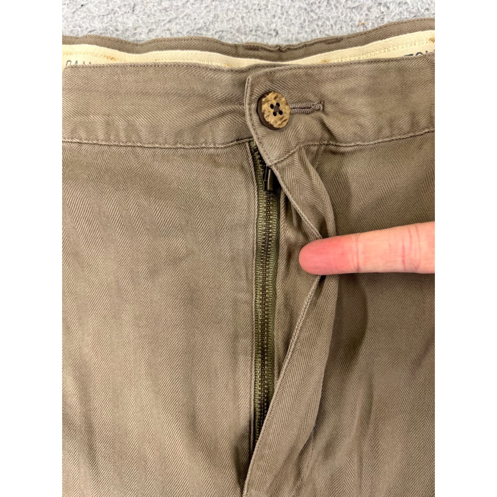 Tommy Bahama Tommy Bahama Shorts Men 34 Beige 100% Silk Pleated Herringbone Bermuda Casual Vintage No Size US 34 / EU 50 - 6 Thumbnail