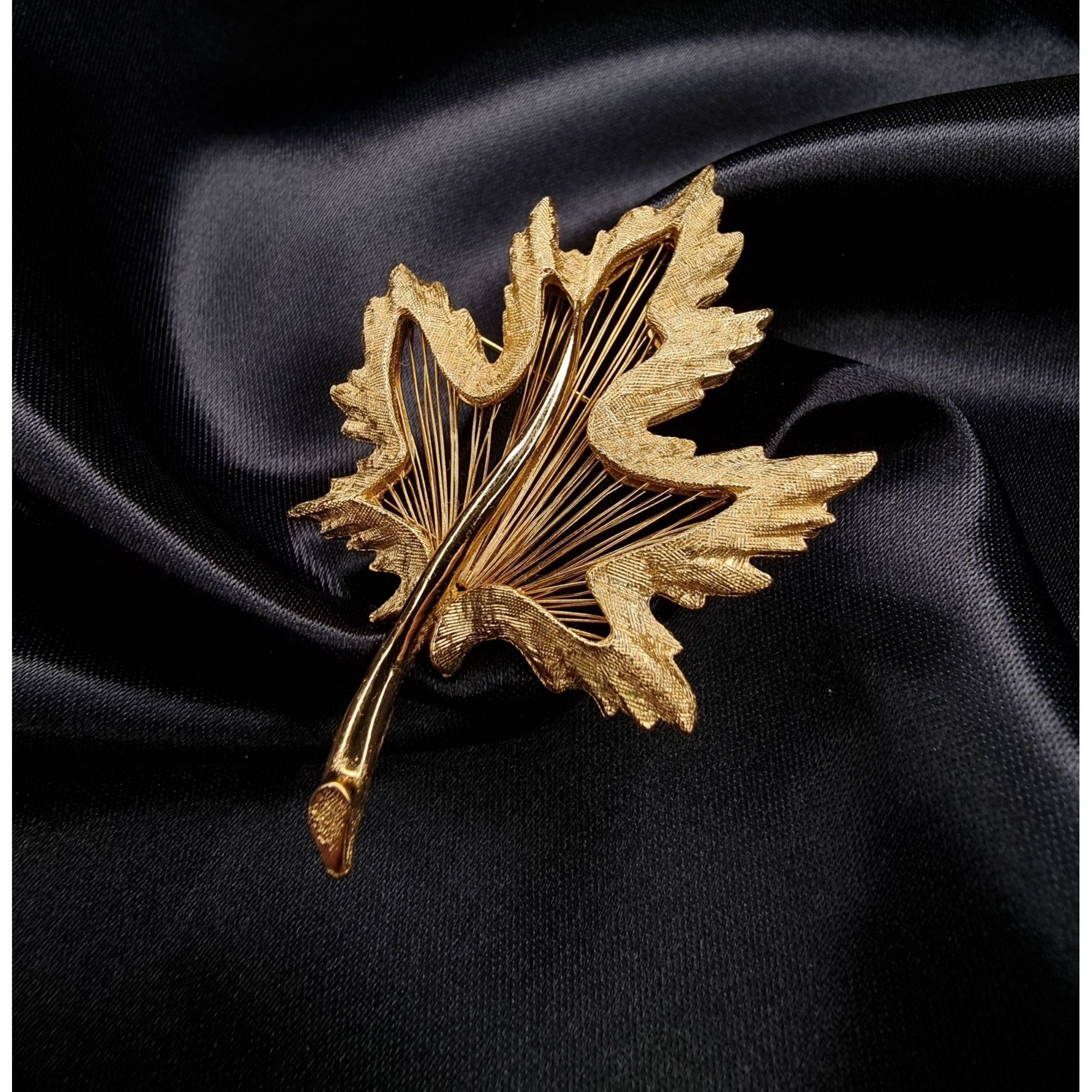Monet Vintage MONET Gold-Tone Leaf Brooch Pin Maple Leaf Design El Size ONE SIZE - 2 Thumbnail