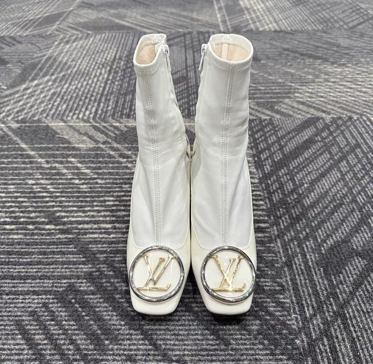 Louis Vuitton Louis Vuitton Classic Large Logo Ankle Boots J42 Size US 6 / IT 36 - 2 Thumbnail