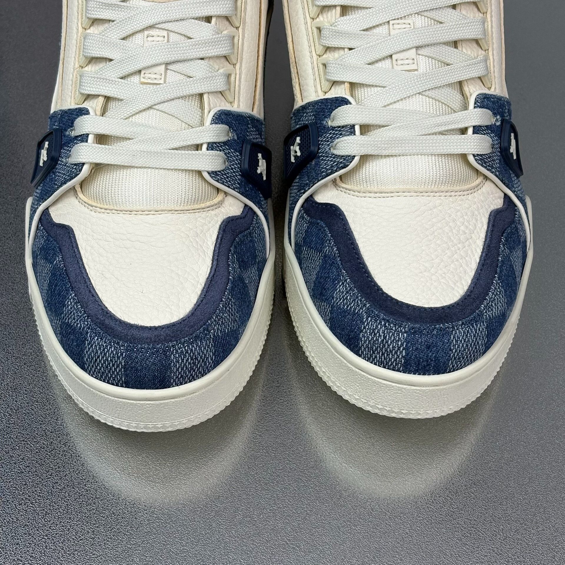 Louis Vuitton lv trainer white and blue sneakers Size US 10 / EU 43 - 2 Thumbnail