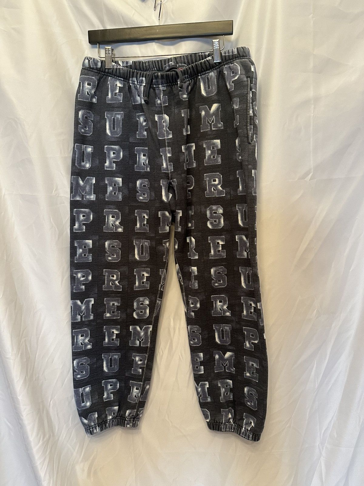 Supreme Supreme Logo Sweatpants Size US 31 - 1 Thumbnail