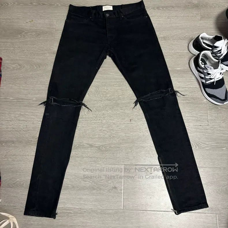 Fear of God Knee knife cuts cattle