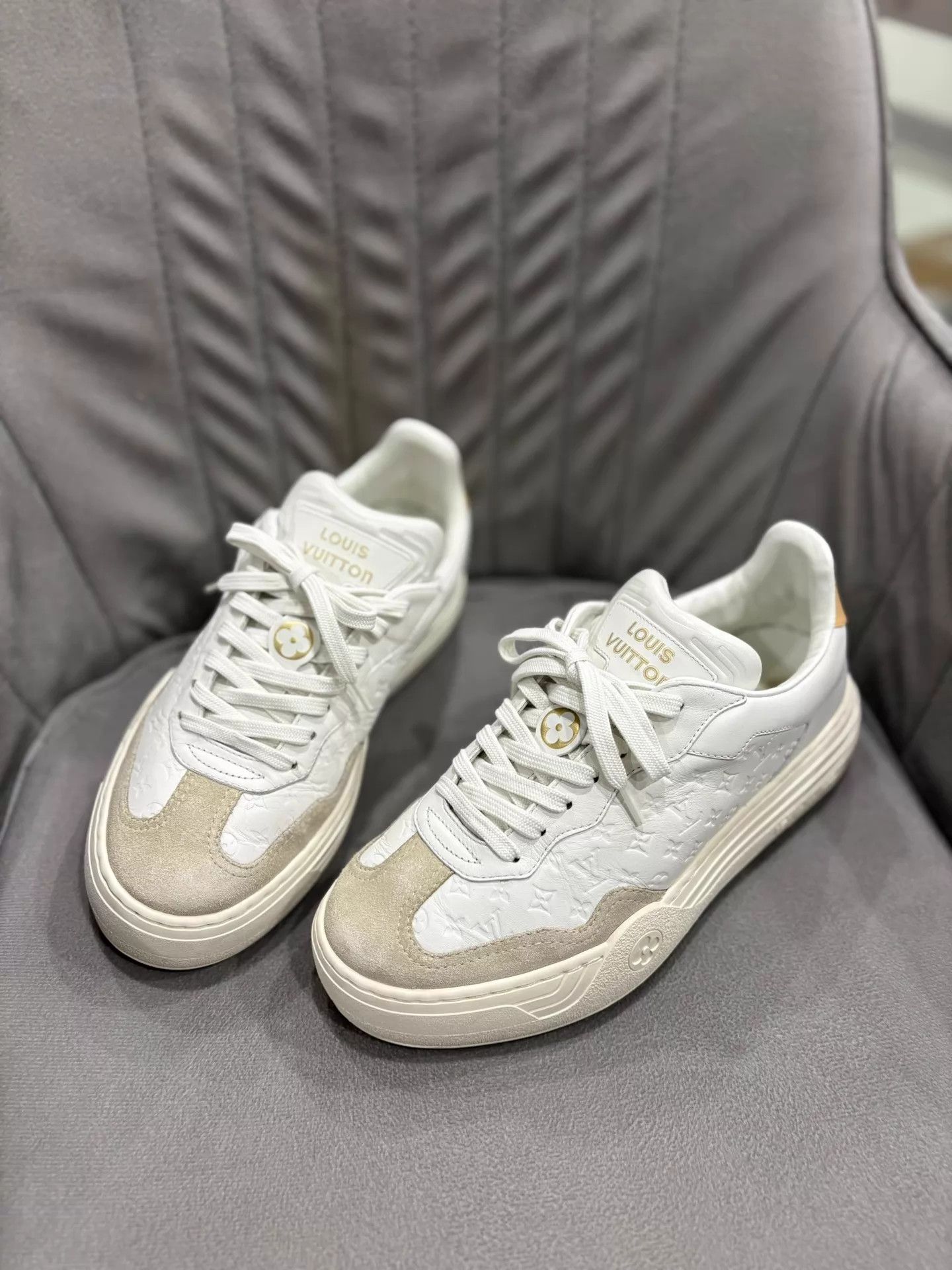 Louis Vuitton LV 25 Embossed Logo Platform Leather Wht Sneakers 99N 36.5 Size US 6 / IT 36 - 1 Thumbnail