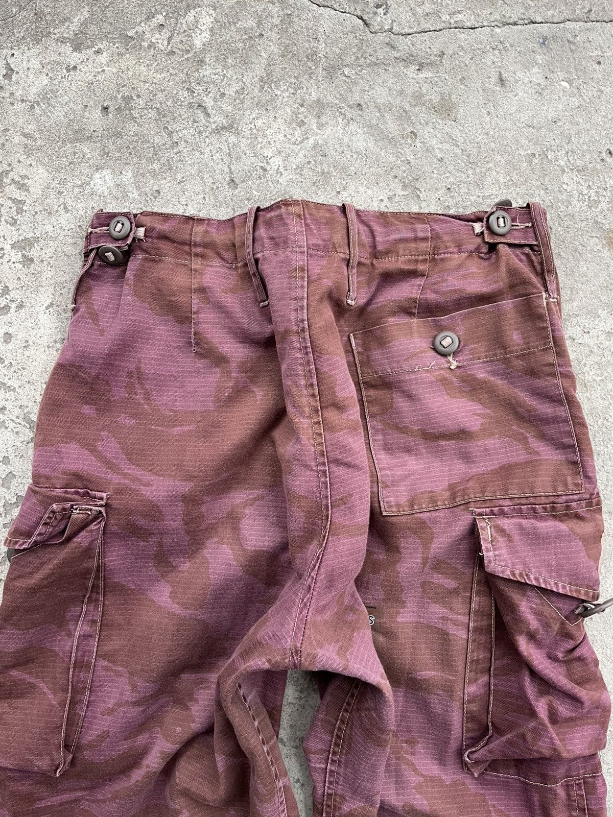 20471120 × If Six Was Nine × Le Grande Bleu (L.G.B.) 💥 Vintage Bondage Red Camo Multipocket Cargo Pants Y2K Baggy Size US 30 / EU 46 - 12 Thumbnail
