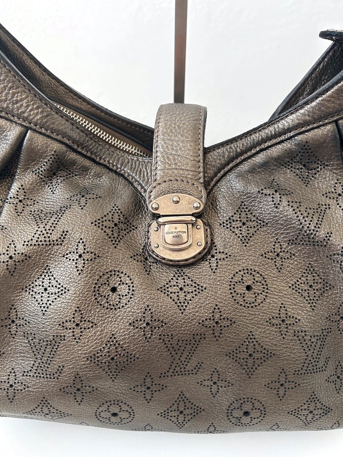 Louis Vuitton Louis Vuitton Argent Monogram Mahina handbag Size ONE SIZE - 7 Thumbnail