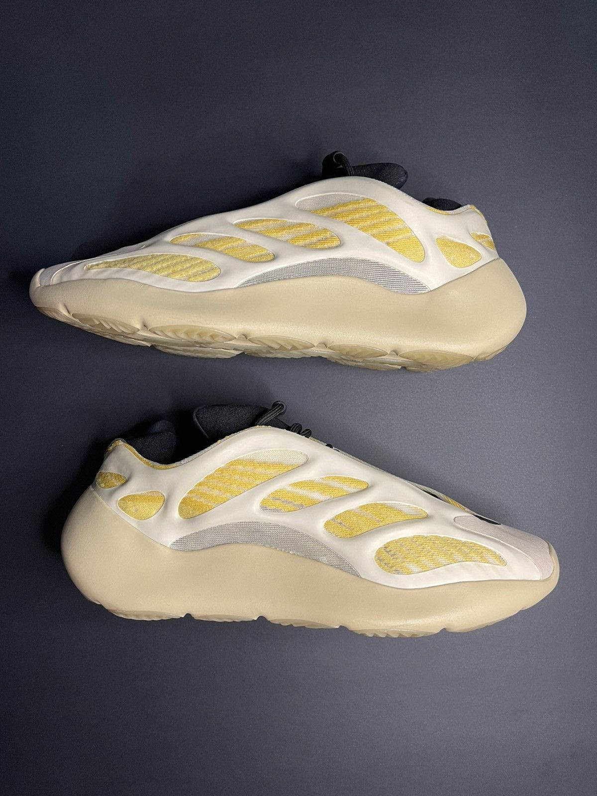 Yeezy Yeezy 700 V3 Safflower Size 10m Pre-owned (No Box) Size US 10 / EU 43 - 2 Thumbnail