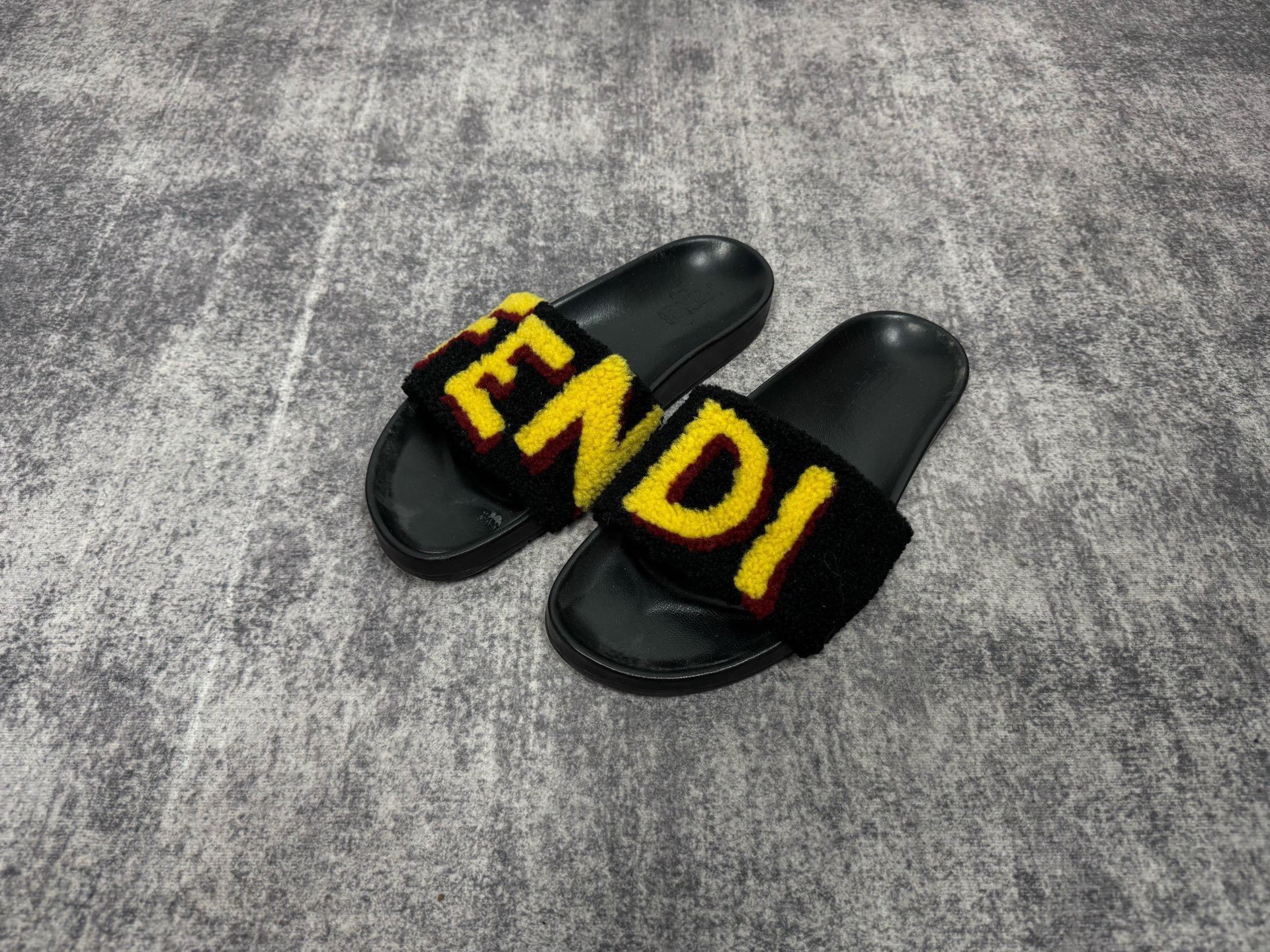 Fendi FENDI Flocked Letter Slippers Size US 9 / EU 42 - 1 Thumbnail